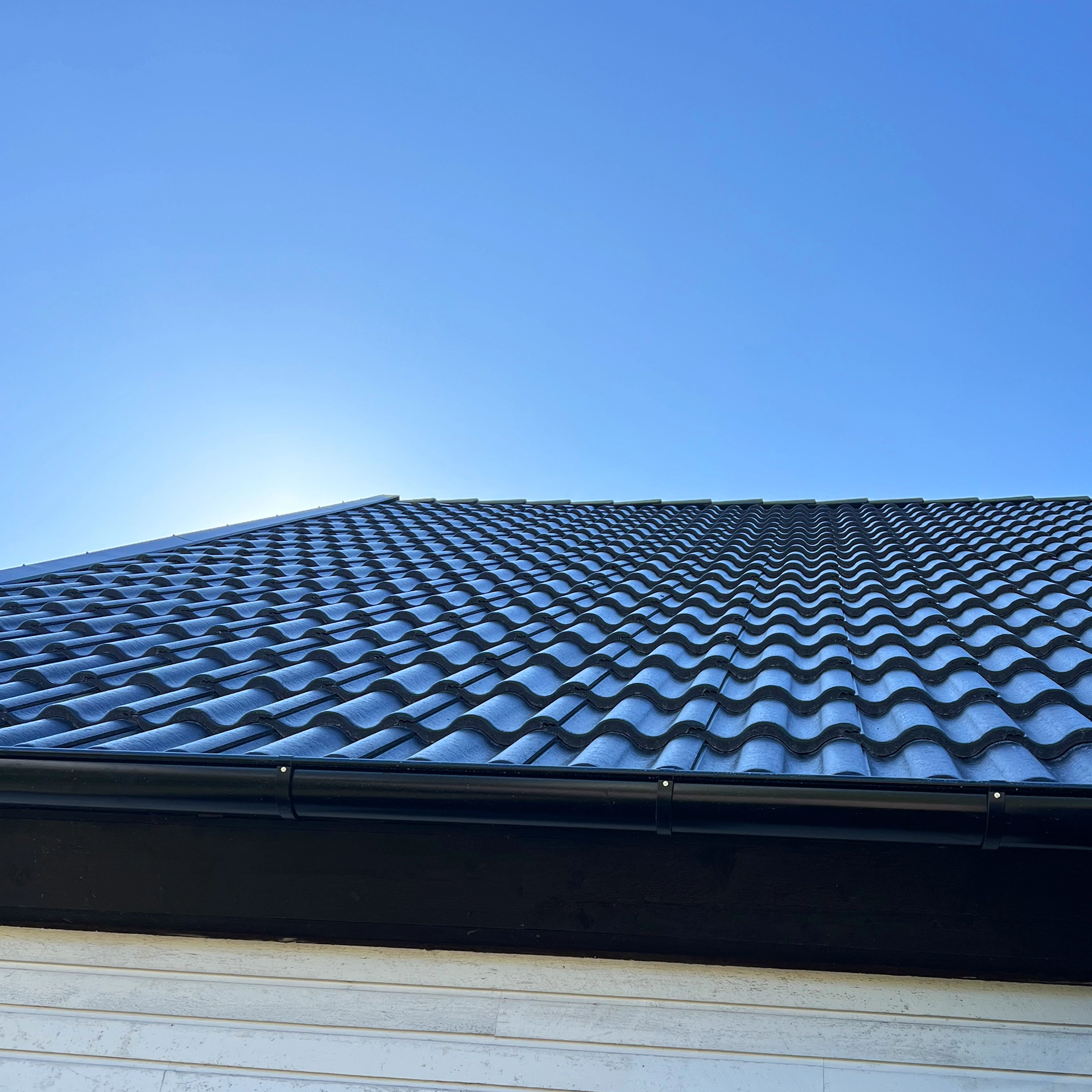 Ett nytt tak med Benders Candor Palema i Malmö Skåne. Takbyte är ett effektivt sätt att spara värme och skydda ditt hus.