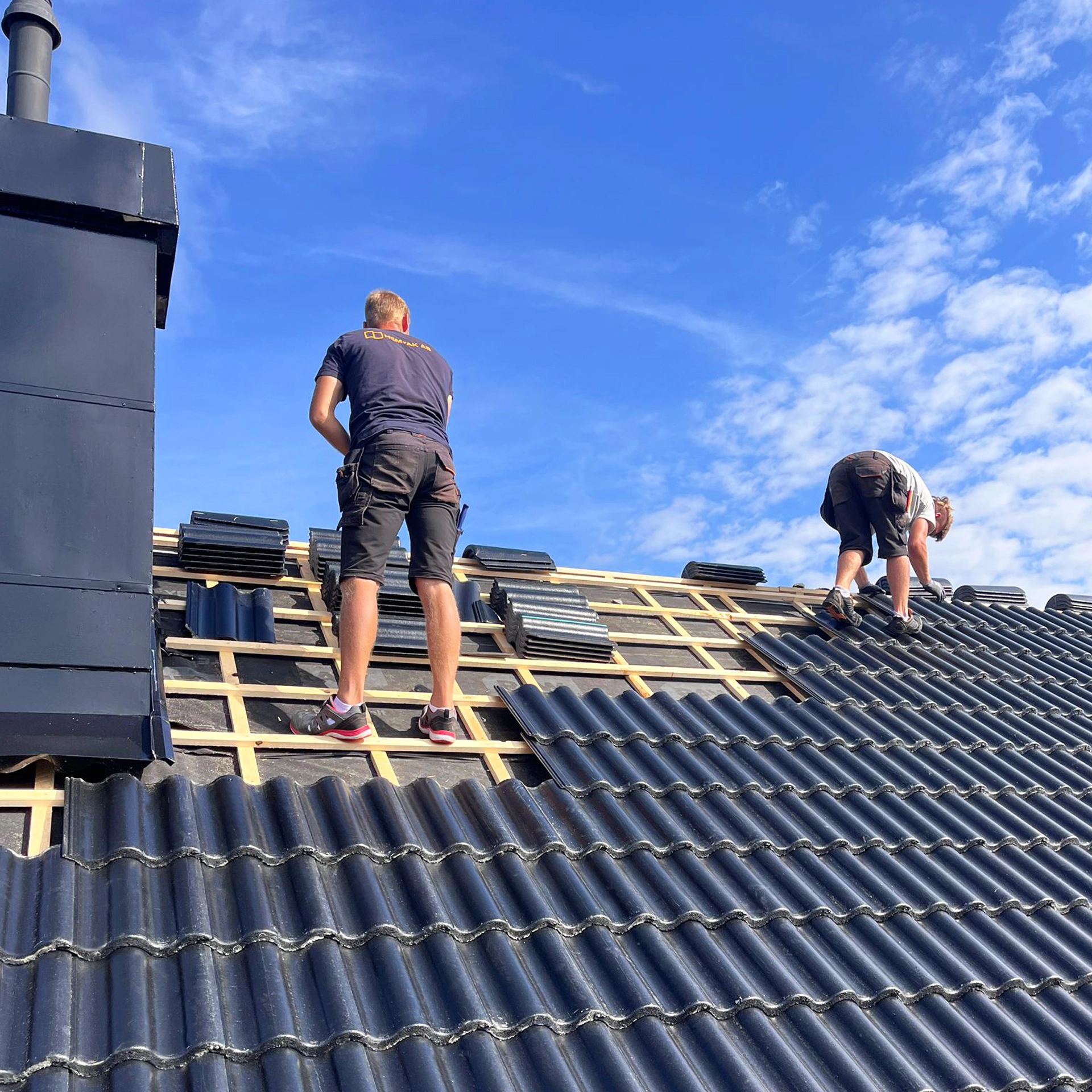 Se referenser från tidigare utförda projekt av Hemtak AB. Ett takbyte är en kostnad man får igen genom skydd och värme som sparas.